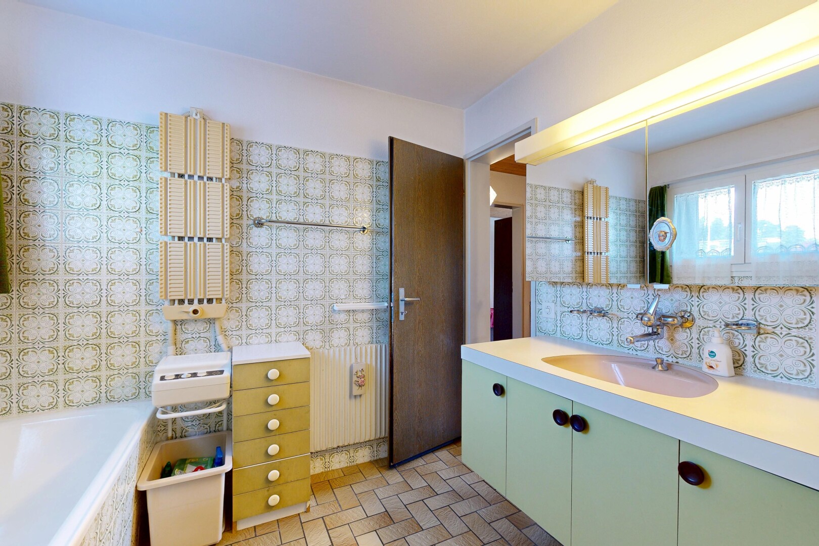 küche mit light countertops, arbeitsplatten, light floor, inside property, und waschbecken