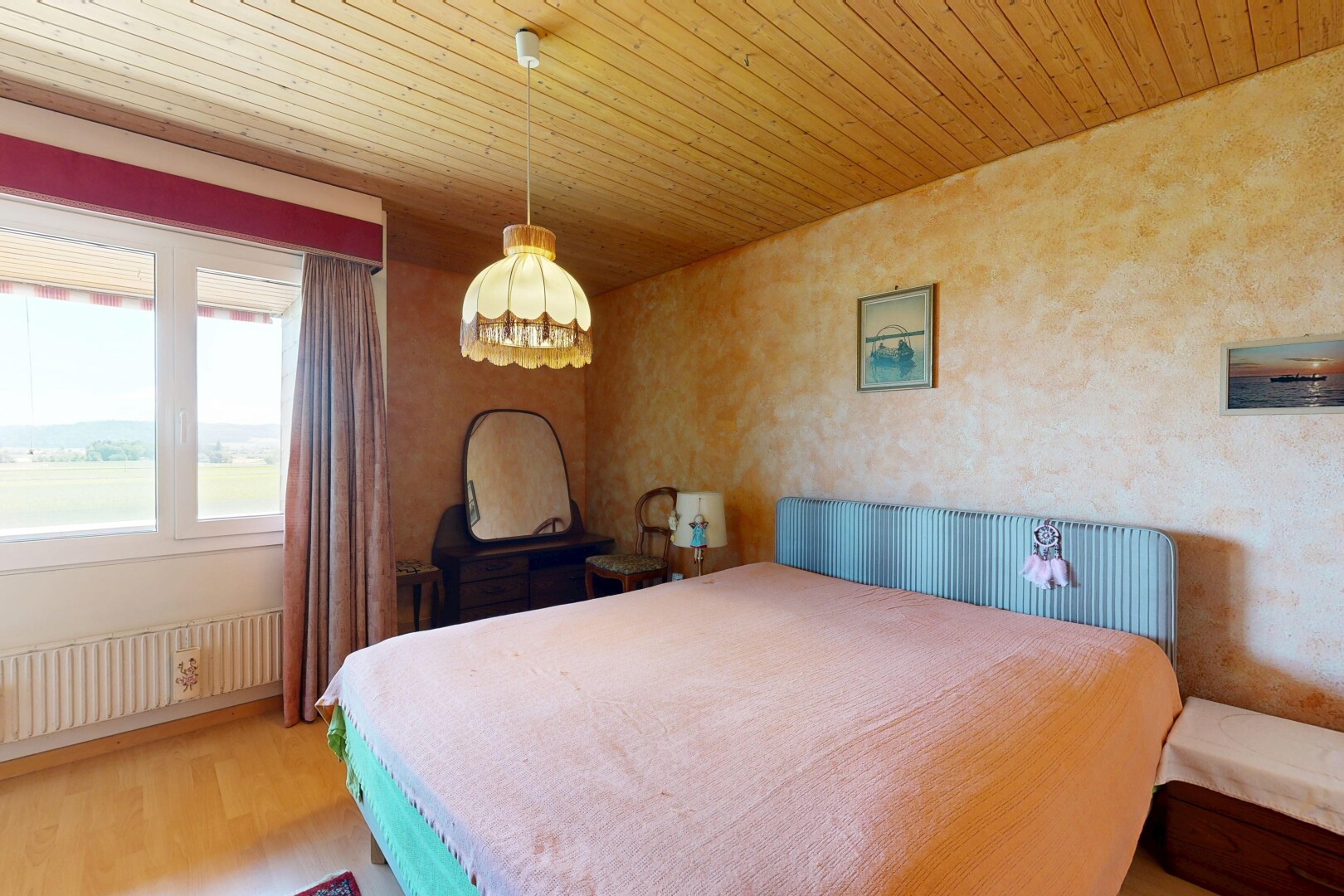 zimmer / schlafzimmer mit natürliches licht, natural light, kühler, inside property, und holzfußboden