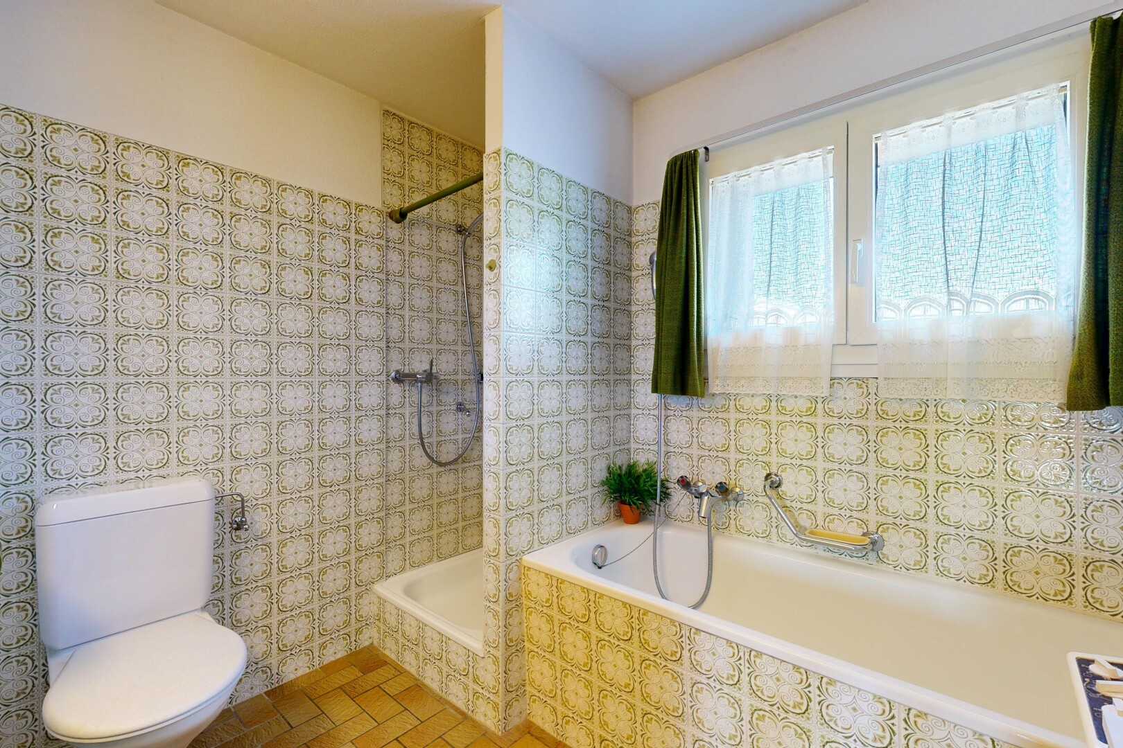 bad mit komplettes badezimmer, toilette, inside property, natürliches licht, und natural light