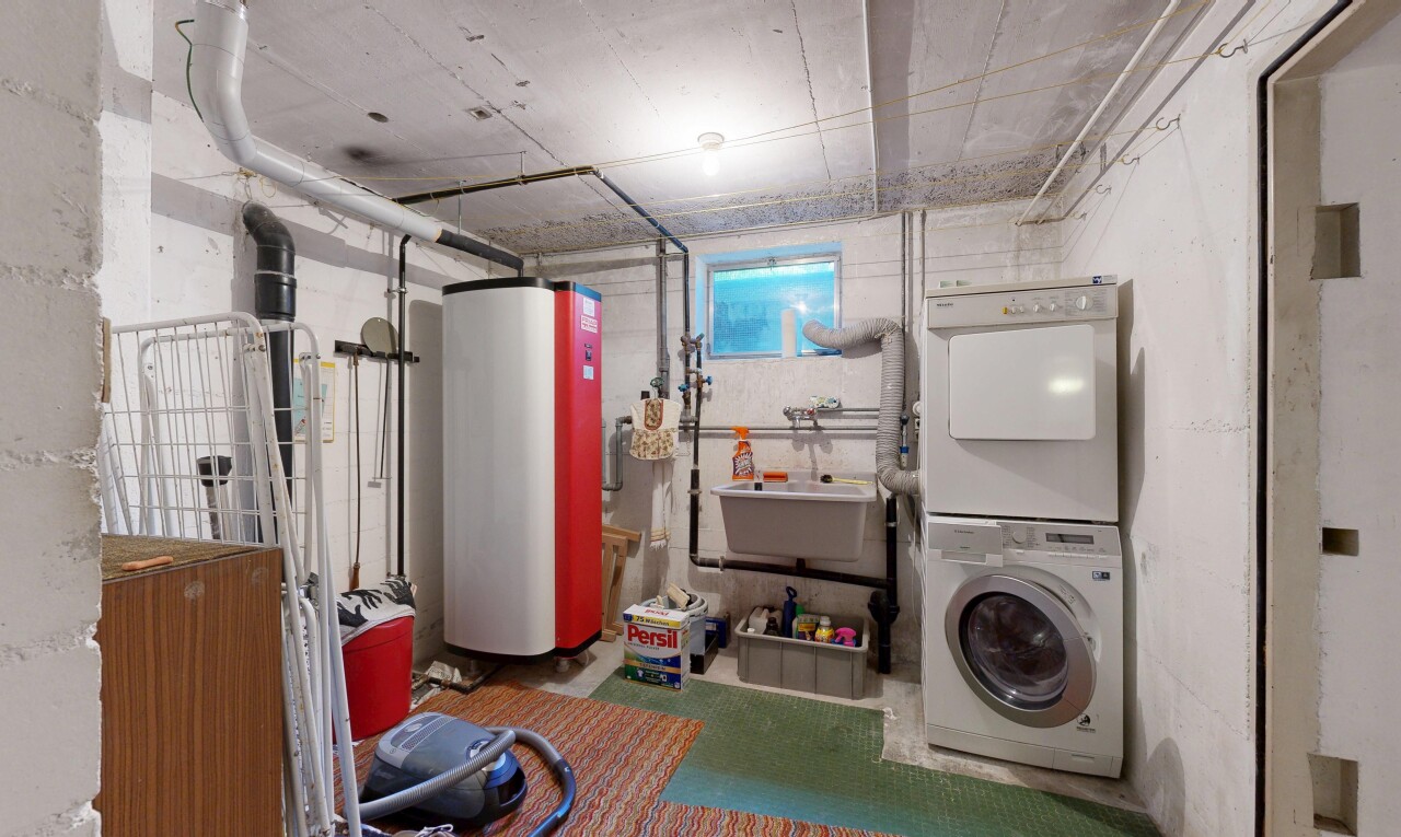 wäschekammer mit wasserkocher, waschturm, concrete ceiling, betondecke, und inside property