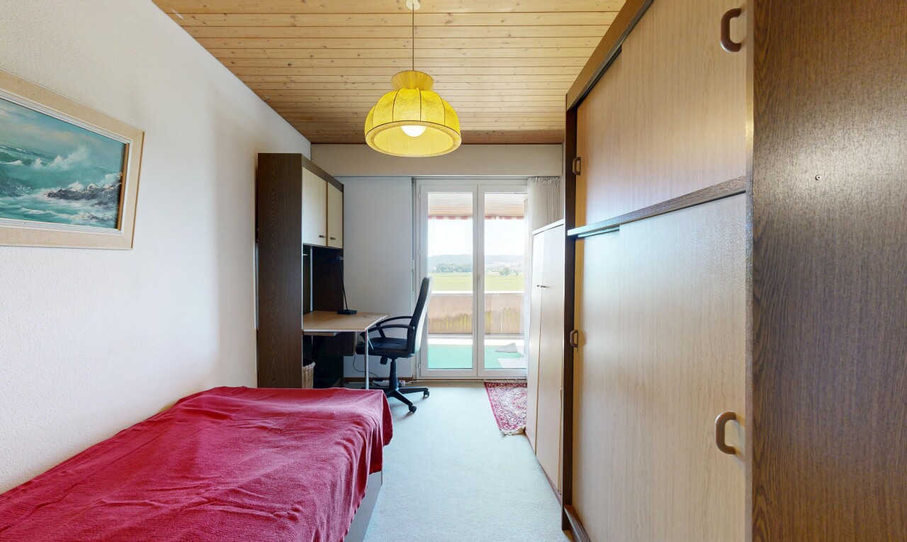 zimmer / schlafzimmer mit bürobereich, natural light, natürliches licht, eingebauter schreibtisch, und wood ceiling