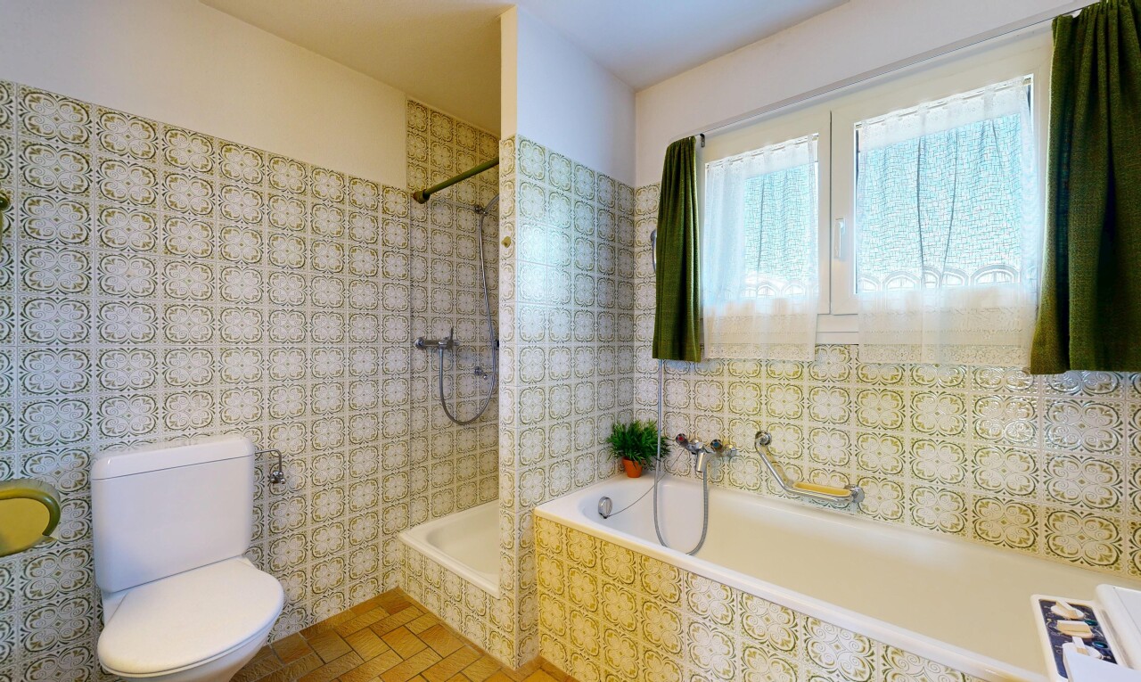 bad mit komplettes badezimmer, toilette, inside property, natürliches licht, und natural light