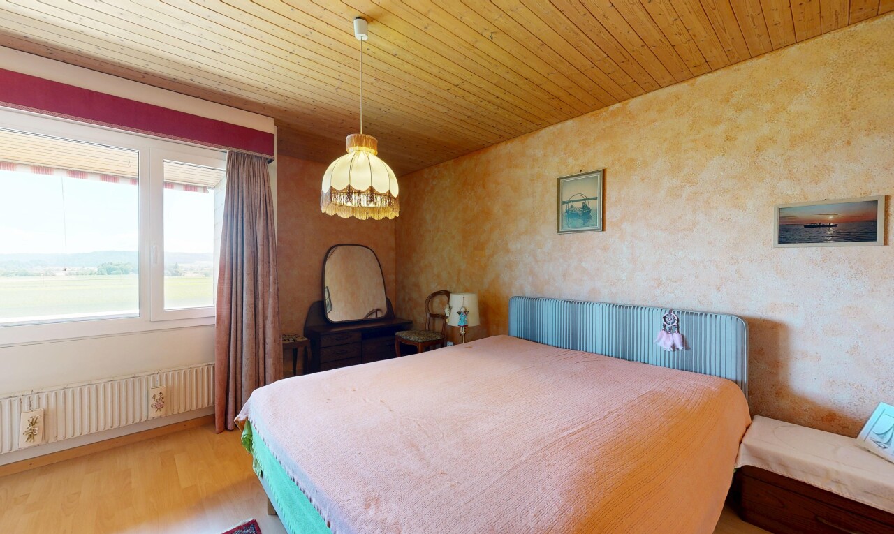 zimmer / schlafzimmer mit natürliches licht, natural light, kühler, inside property, und holzfußboden