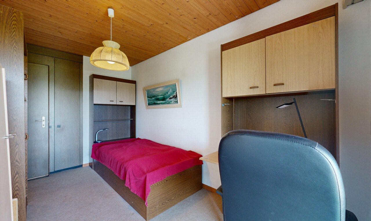 zimmer / schlafzimmer mit gipskartonwand, drywall, teppich, carpet, und inside property
