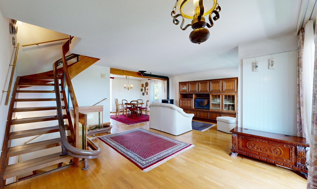 wohnzimmer mit bemerkenswerter kronleuchter, wood finish floor, holzfußboden, treppen, und inside property