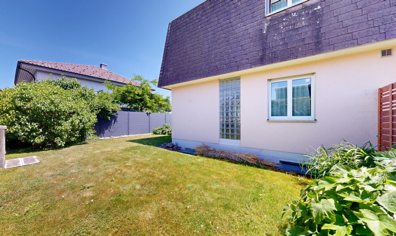 außenansicht mit schindeldach, from property, stuckverkleidung, rasen, und zaun