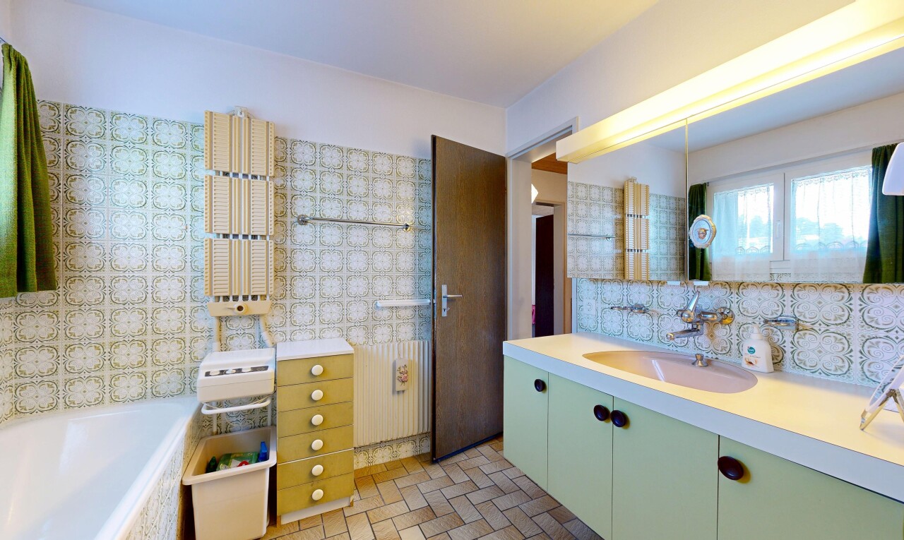 küche mit light countertops, arbeitsplatten, light floor, inside property, und waschbecken