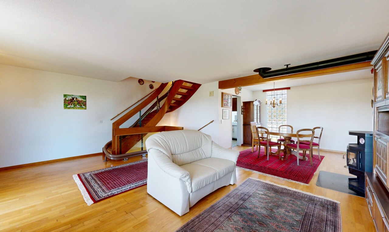 wohn- / esszimmer mit holzfußboden, wood finish floor, inside property, gipskartonwand, und drywall
