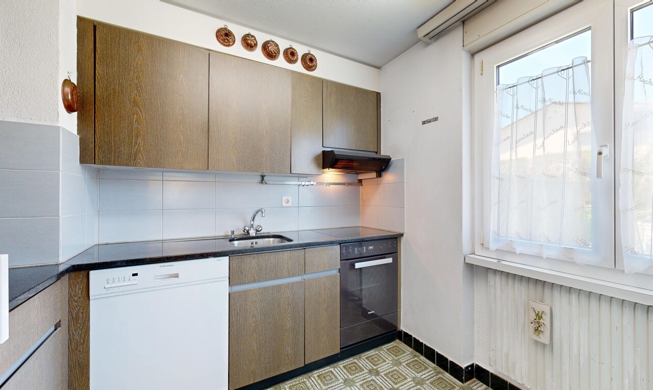 küche mit küchenrückwand beim herd, küchenrückwand beim Herd, ofen, geschirrspülmaschine, und dark countertops