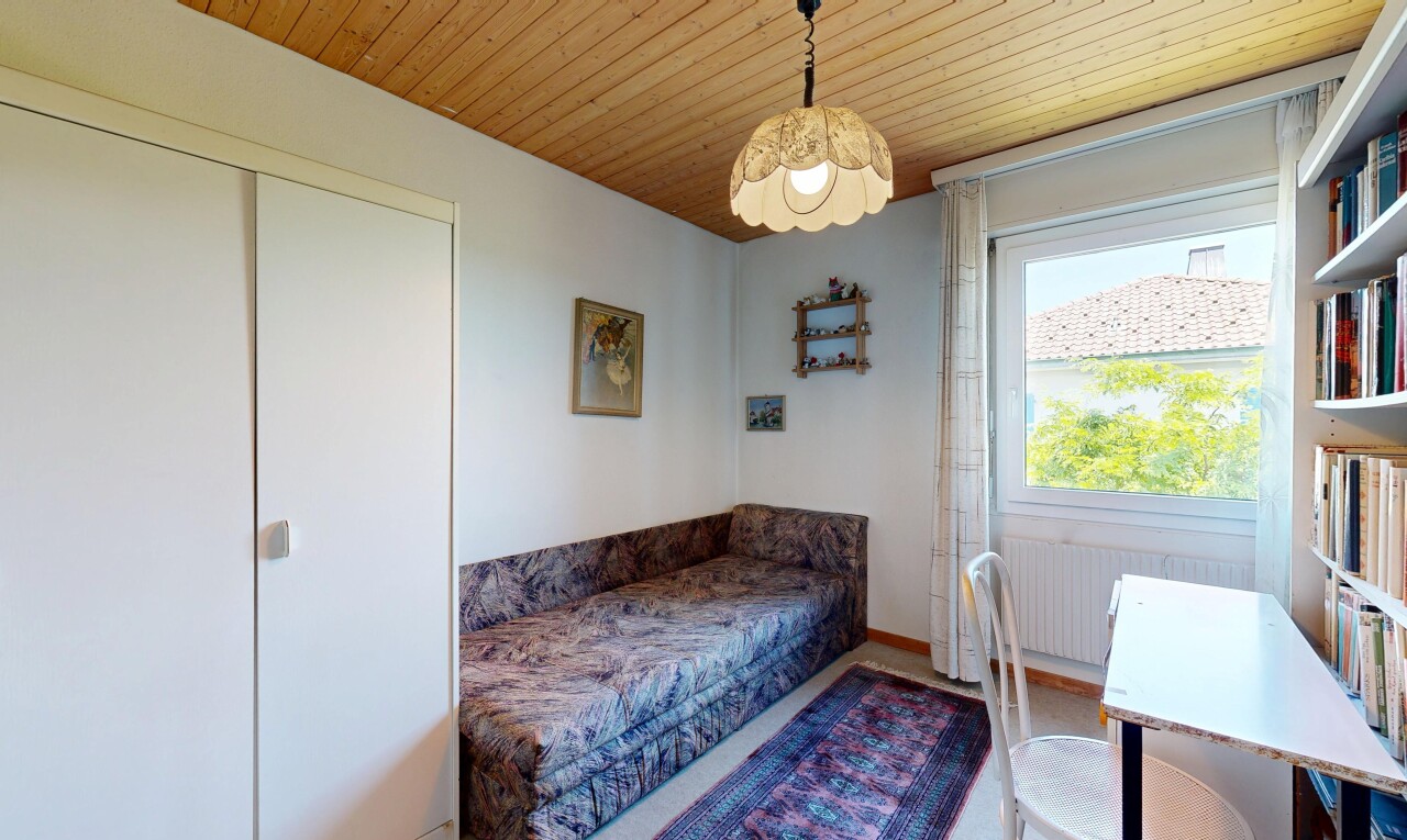 zimmer / schlafzimmer mit inside property, natürliches licht, natural light, kühler, und holzdecke