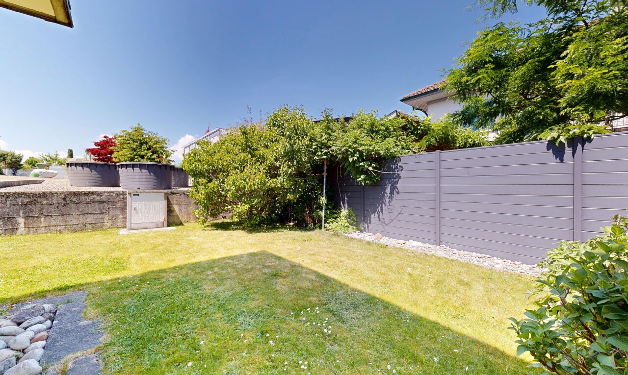 garten mit from property, zaun, rasen, und day time