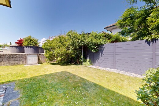 garten mit from property, zaun, rasen, und day time
