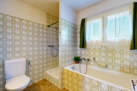 bad mit komplettes badezimmer, toilette, inside property, natürliches licht, und natural light