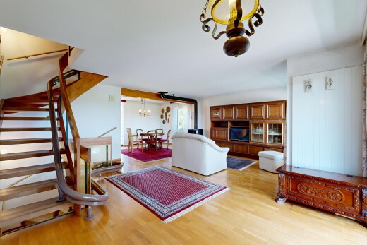 wohnzimmer mit bemerkenswerter kronleuchter, wood finish floor, holzfußboden, treppen, und inside property