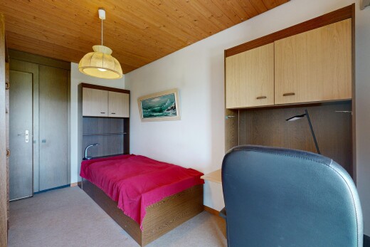 zimmer / schlafzimmer mit gipskartonwand, drywall, teppich, carpet, und inside property