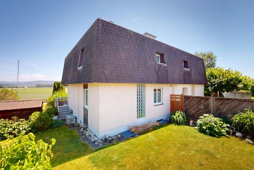 außenansicht mit mansardendach, schindeldach, rasen, from property, und day time