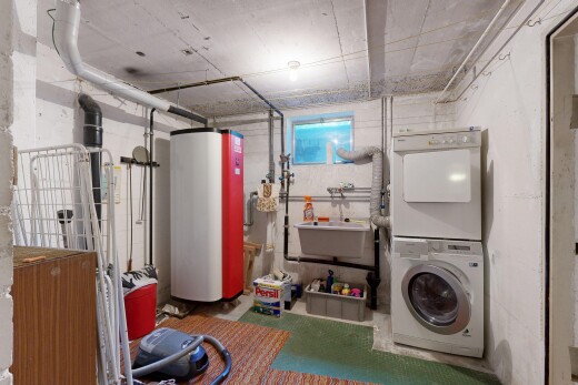 wäschekammer mit wasserkocher, waschturm, concrete ceiling, betondecke, und inside property