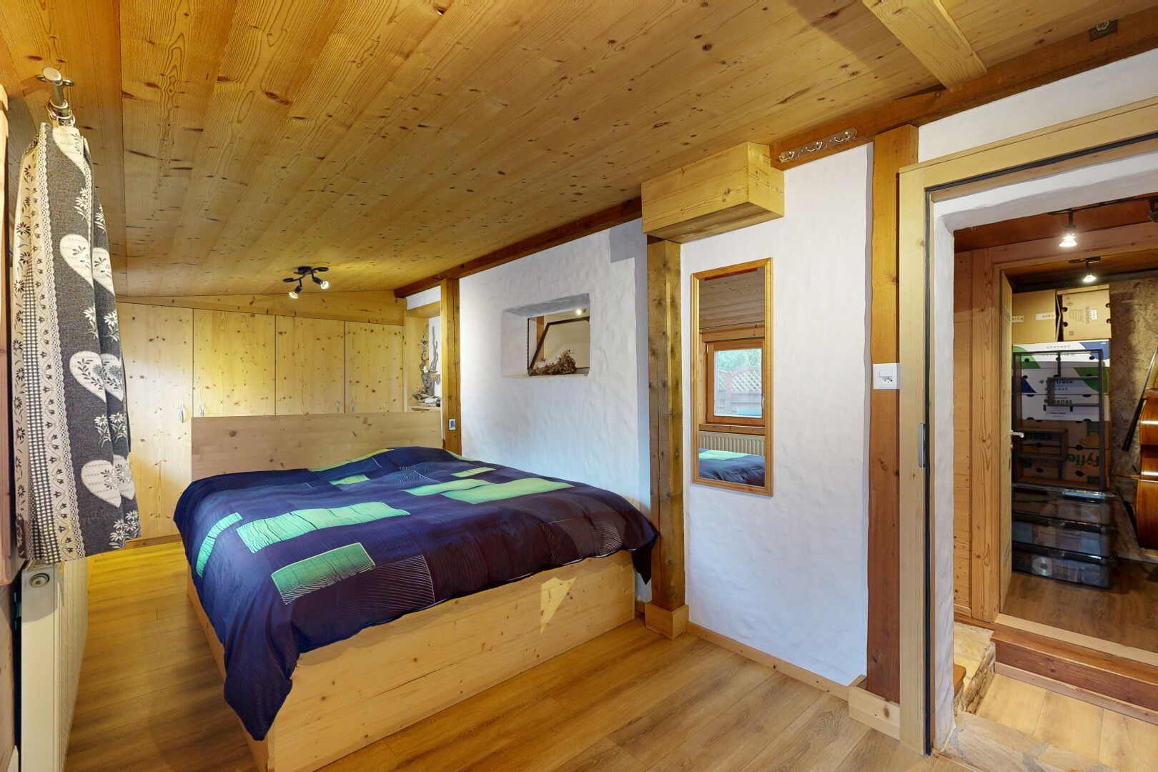 chambre avec wood finish floor, sol en finition bois, inside property, wood wall, et mur en bois