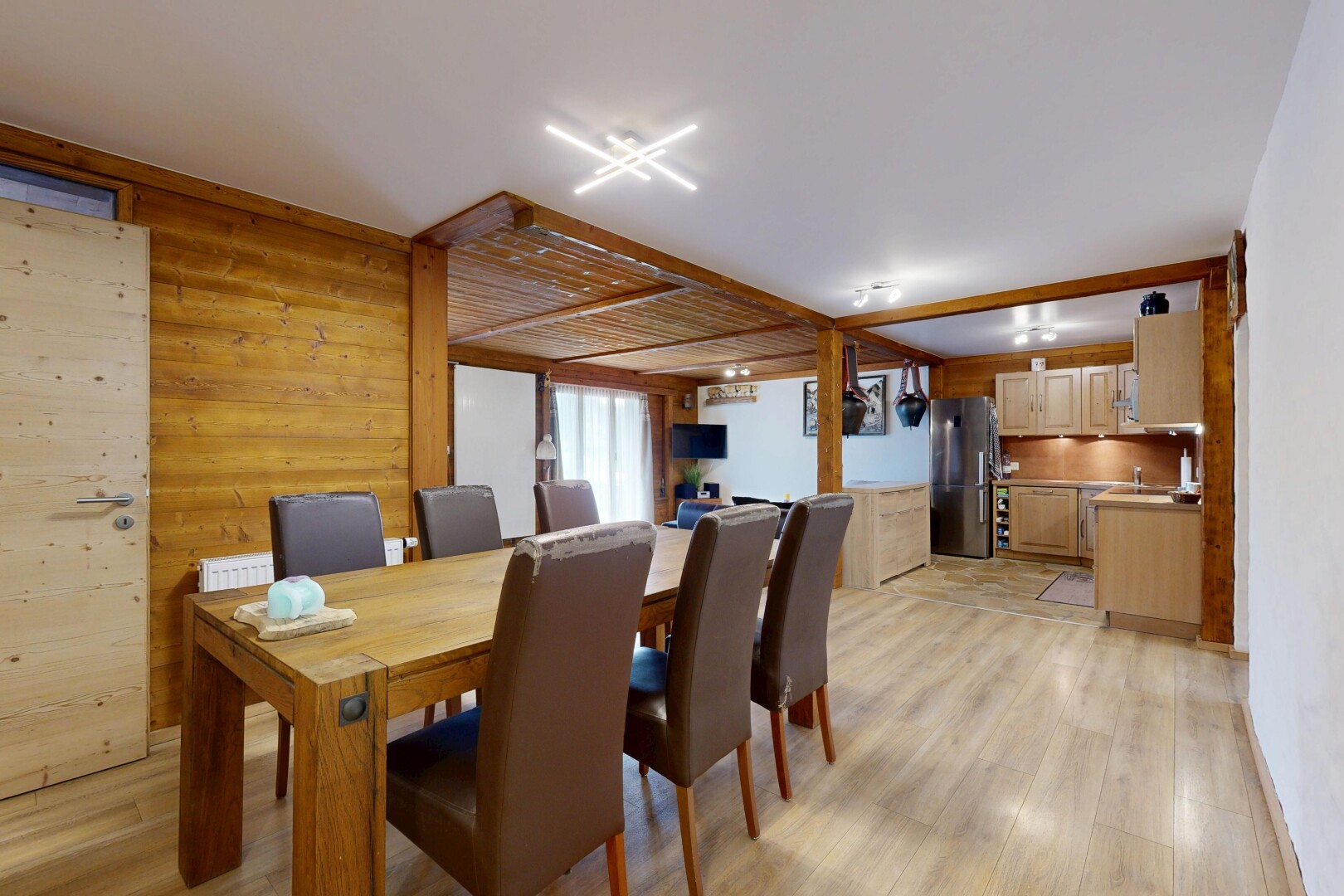 salle à manger avec inside property, wood finish floor, sol en finition bois, virtually staged, et natural light