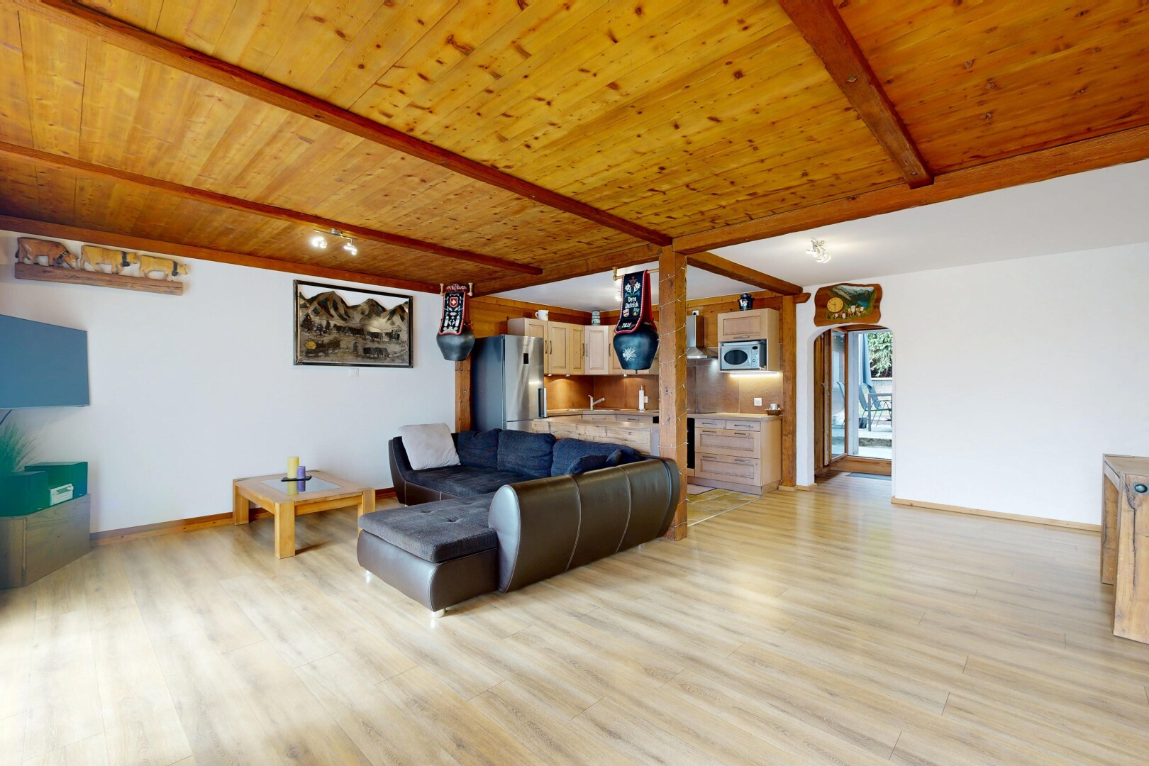 salon avec beamed ceiling, plafond à poutres, inside property, wood finish floor, et sol en finition bois