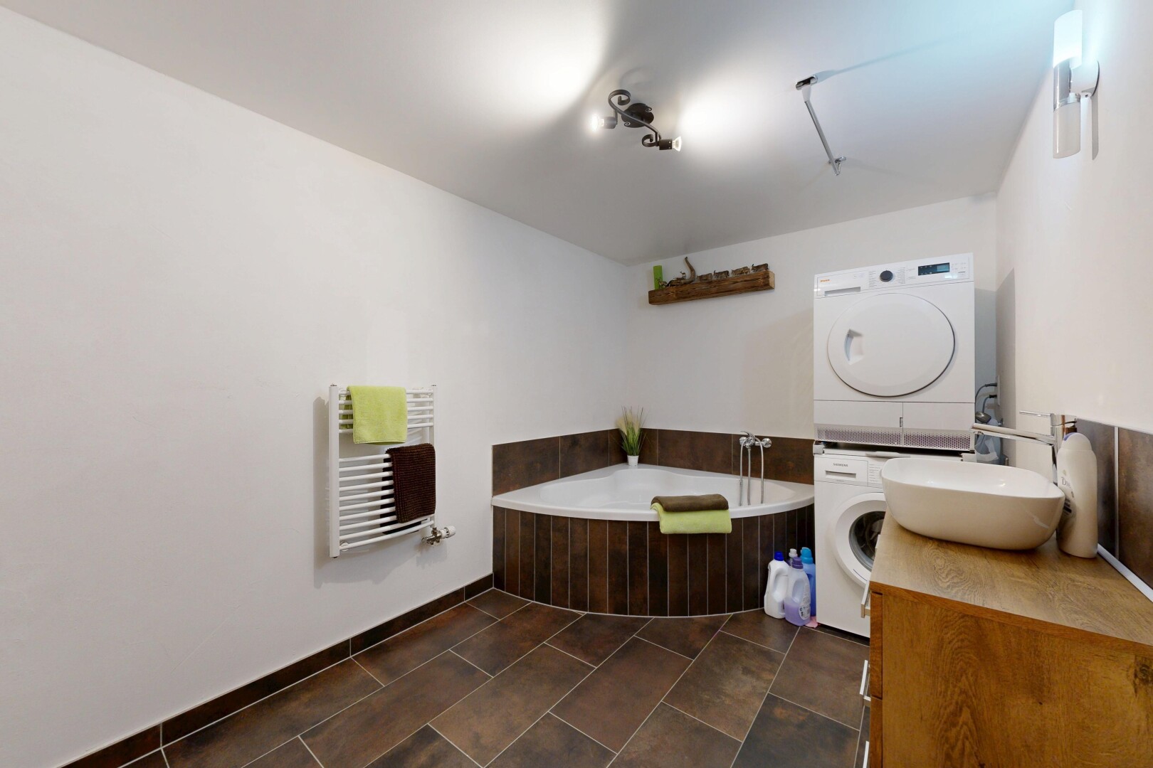 salle de bains avec bain, salle de bain complète, lavabo (ou coiffeuse selon le contexte), inside property, et drywall