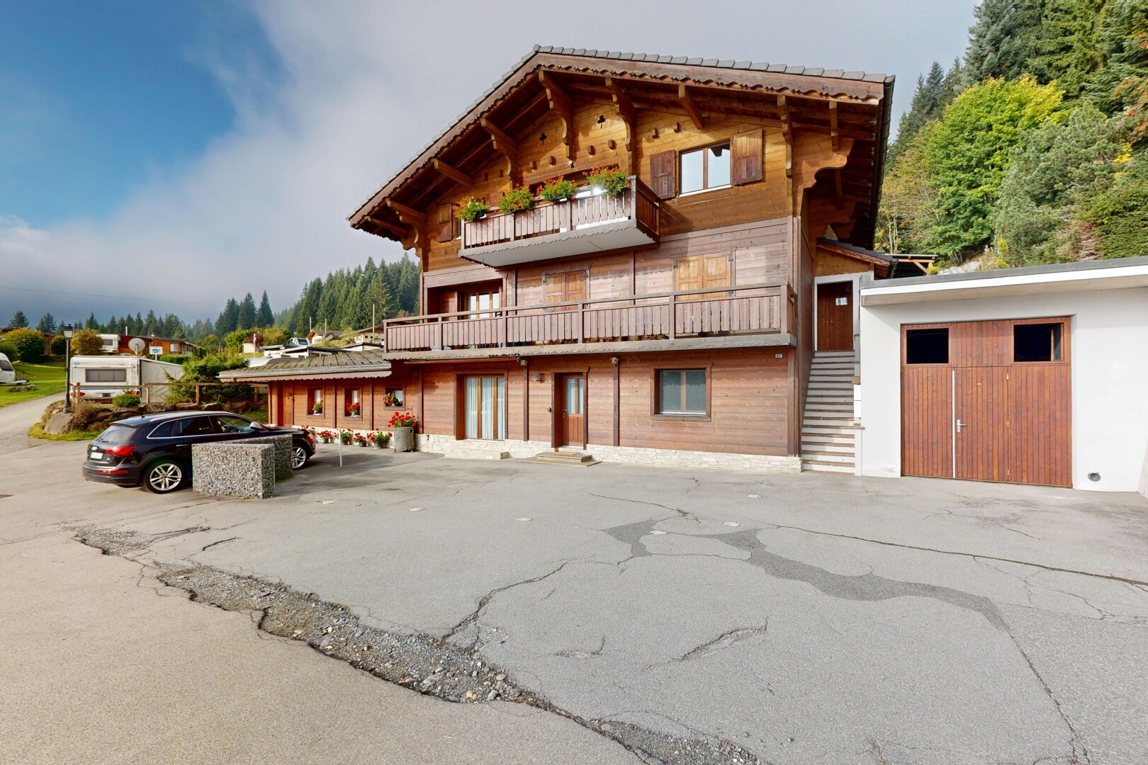 façade avec balcon, bardage horizontal, property visible, et day time