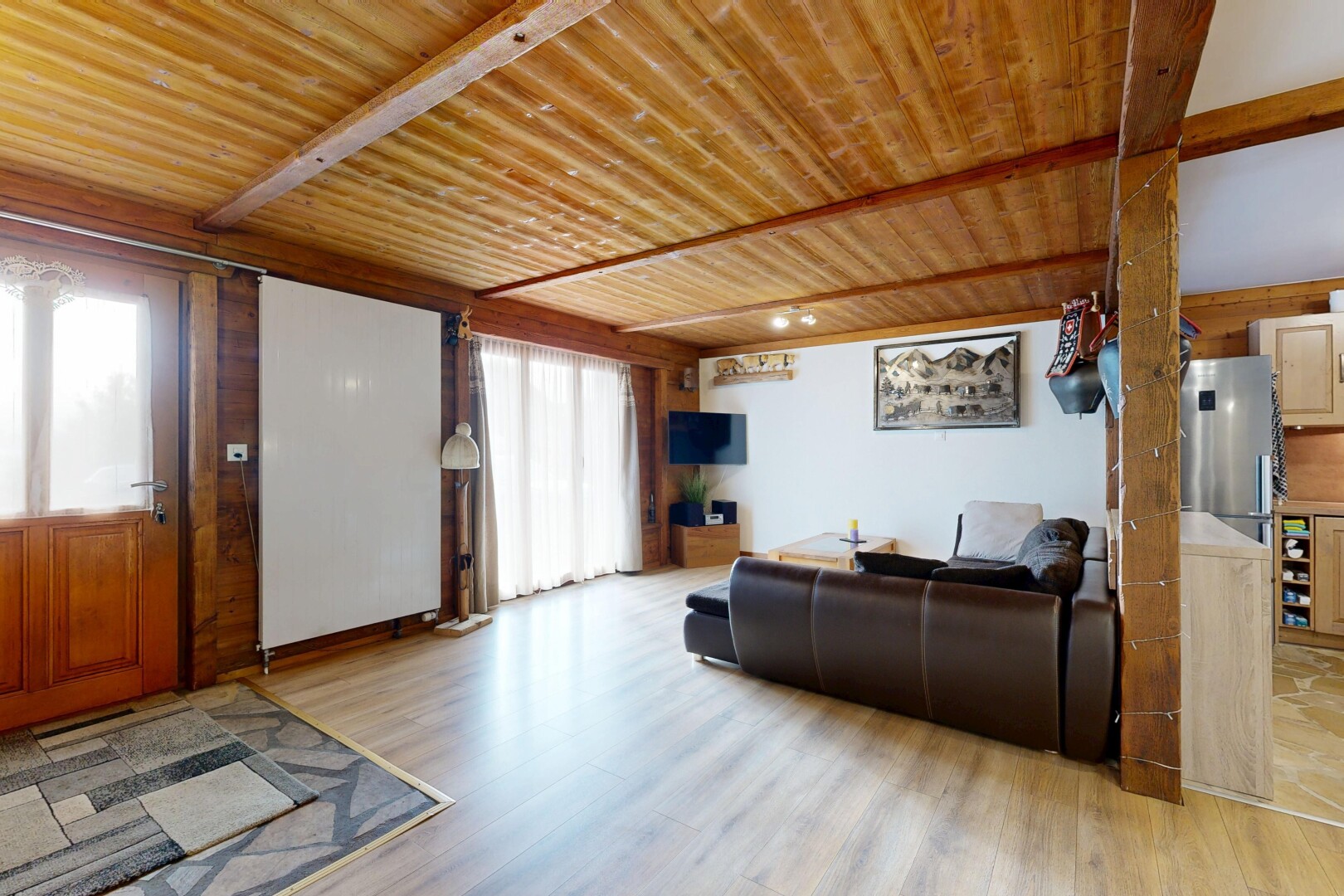 salon avec natural light, lumière naturelle, inside property, wood finish floor, et sol en finition bois