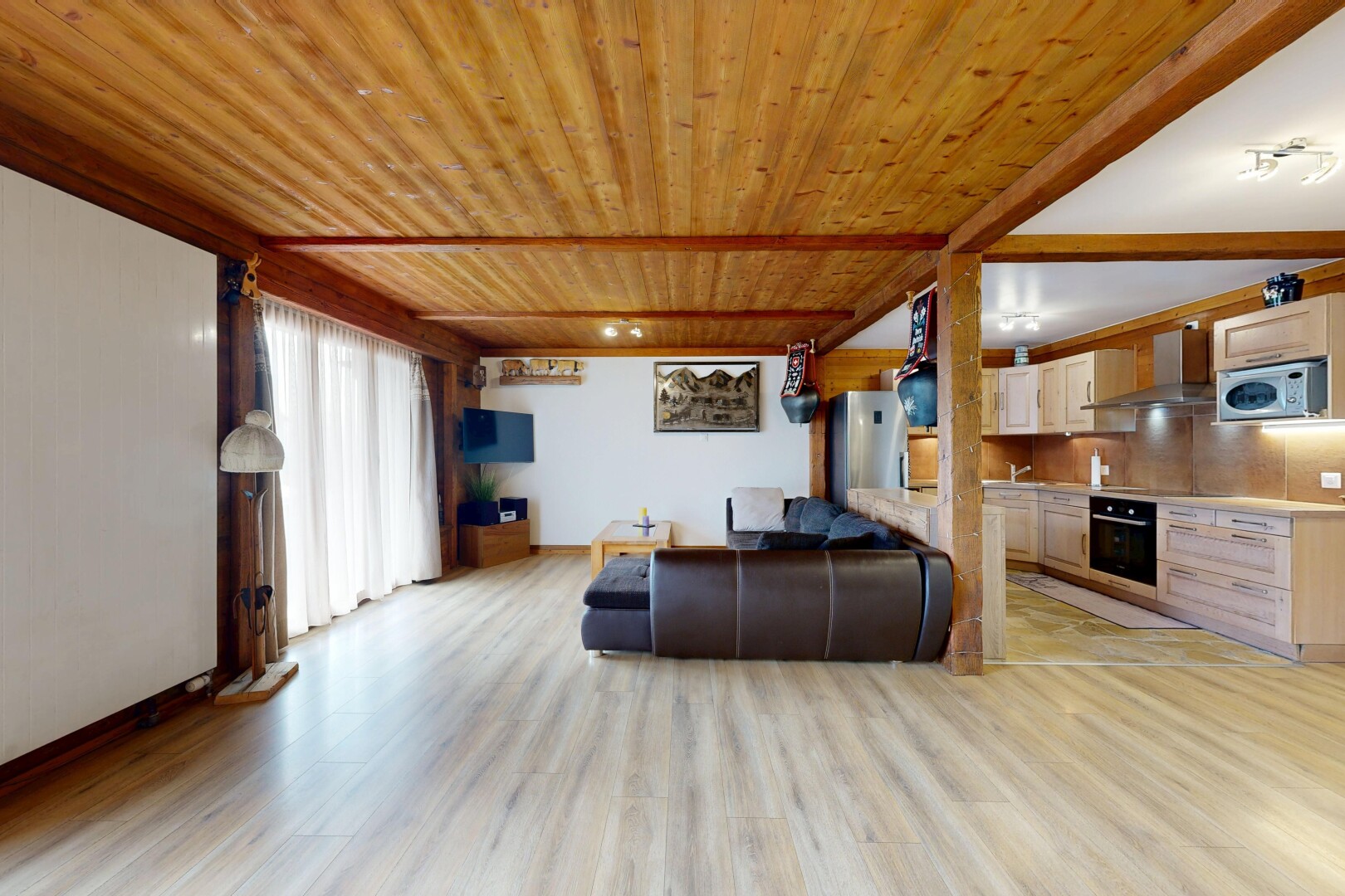 salon avec inside property, natural light, lumière naturelle, wood finish floor, et sol en finition bois