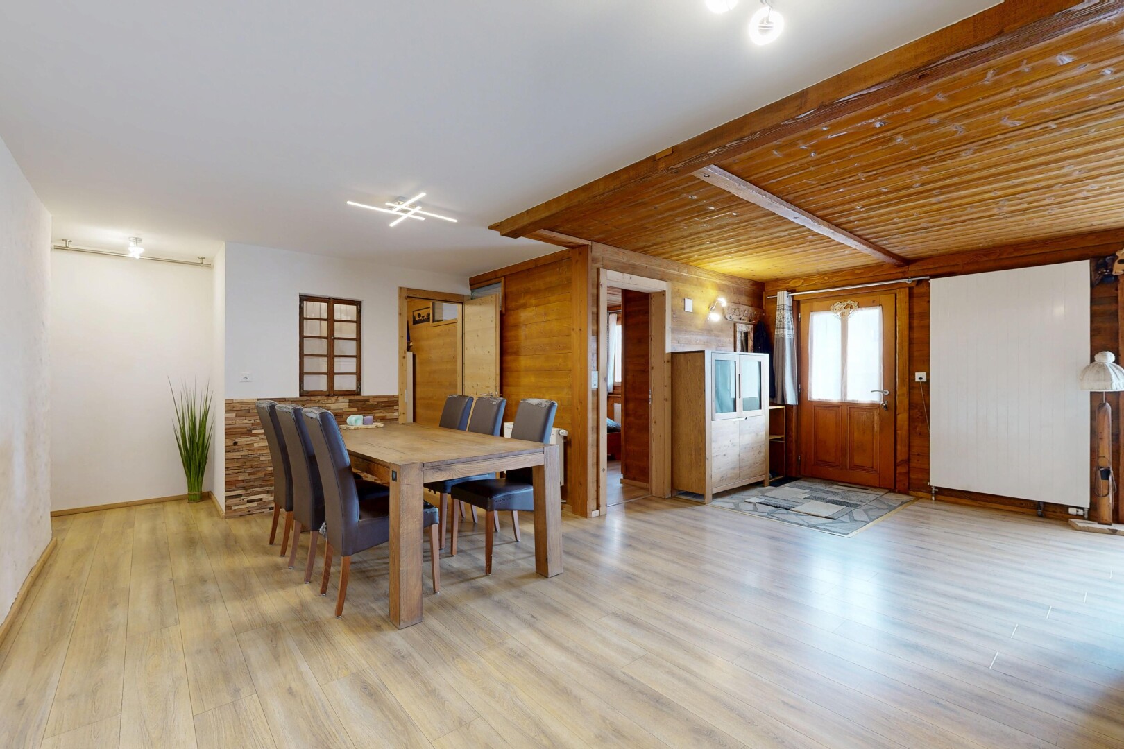 salle à manger avec wood finish floor, sol en finition bois, natural light, lumière naturelle, et inside property