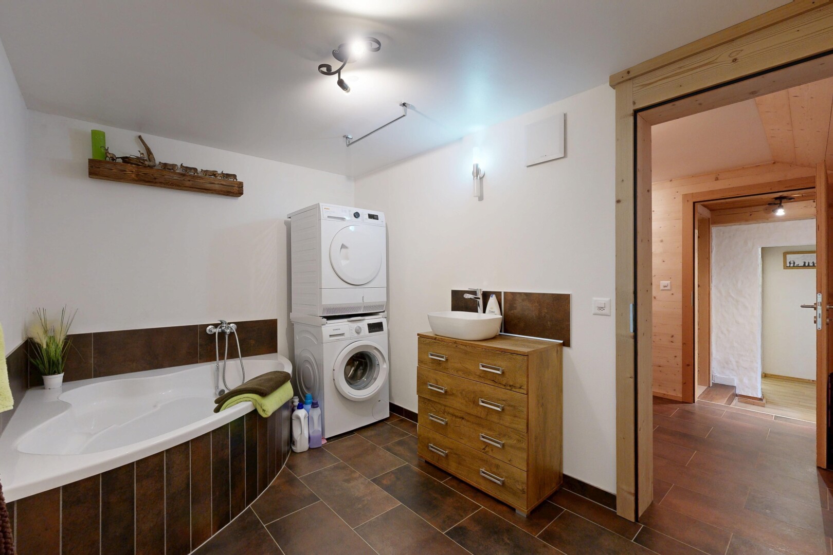 buanderie avec lave-linge et sèche-linge superposés, inside property, cloison sèche, drywall, et évier