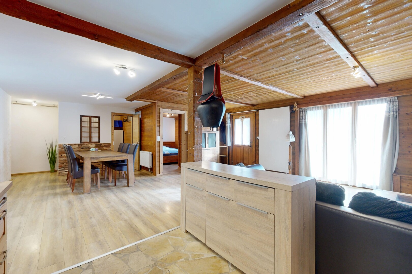 salle à manger avec wood finish floor, sol en finition bois, inside property, beamed ceiling, et plafond à poutres
