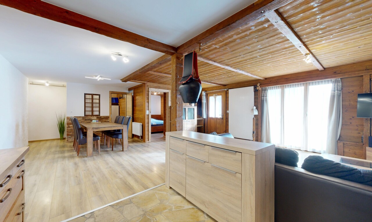 salle à manger avec wood finish floor, sol en finition bois, inside property, beamed ceiling, et plafond à poutres