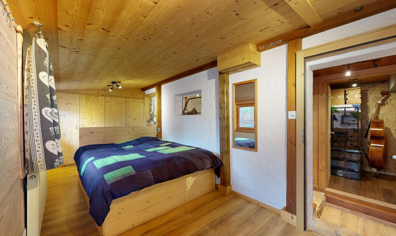 chambre avec wood finish floor, sol en finition bois, inside property, wood wall, et mur en bois