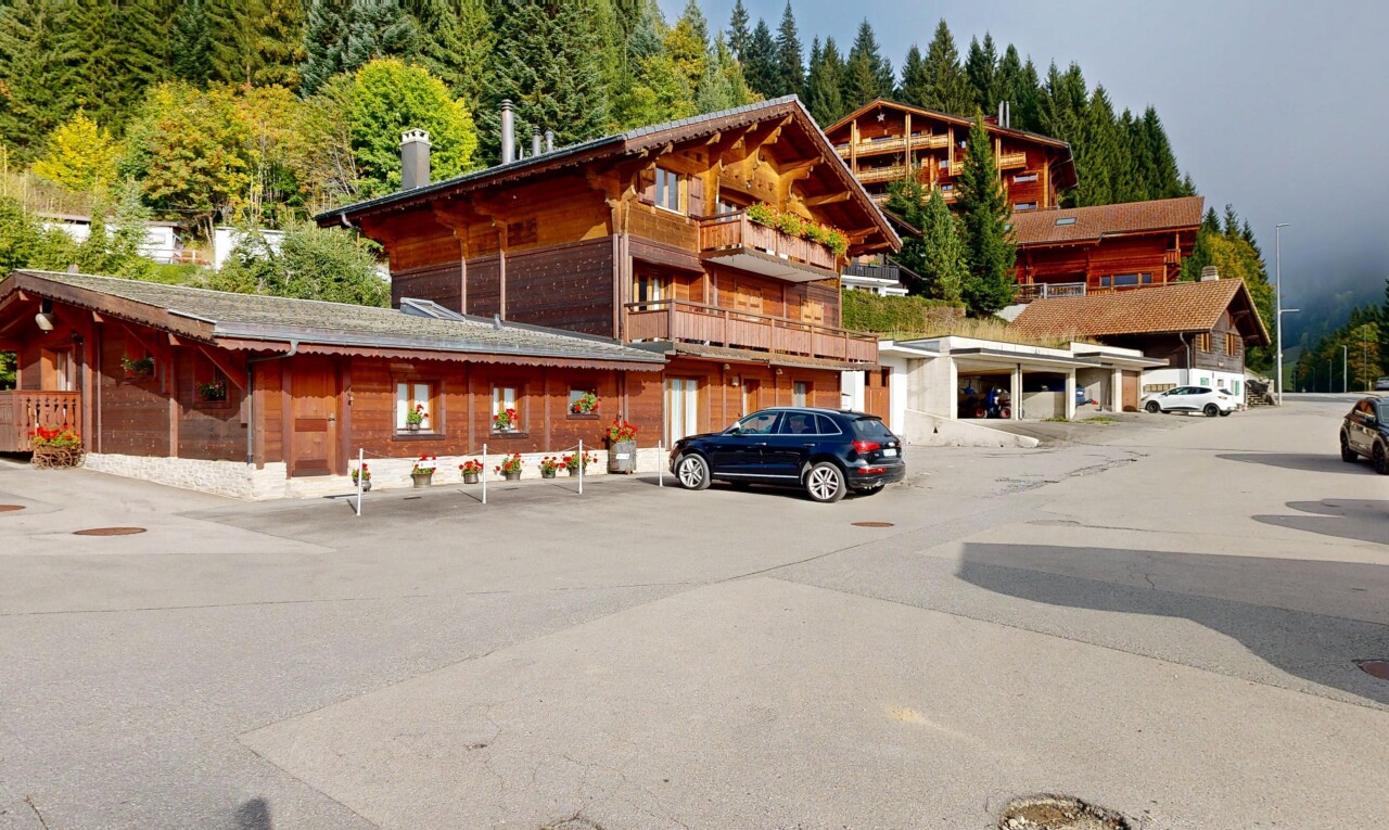 extérieur du bâtiment avec property visible et parking