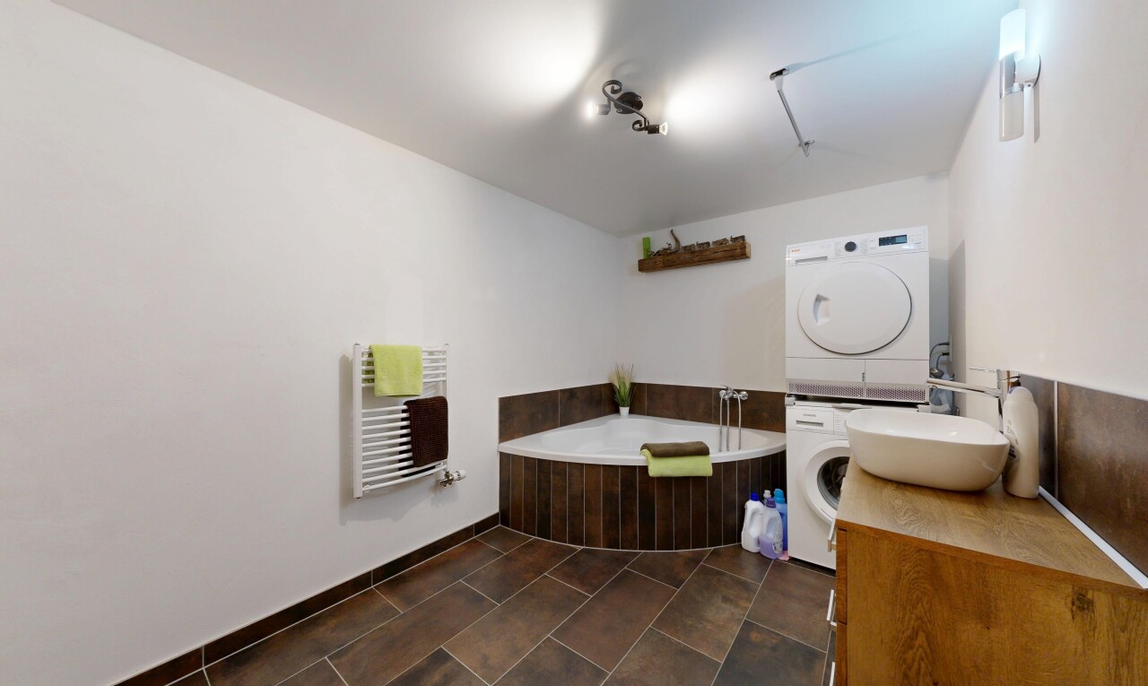 salle de bains avec bain, salle de bain complète, lavabo (ou coiffeuse selon le contexte), inside property, et drywall