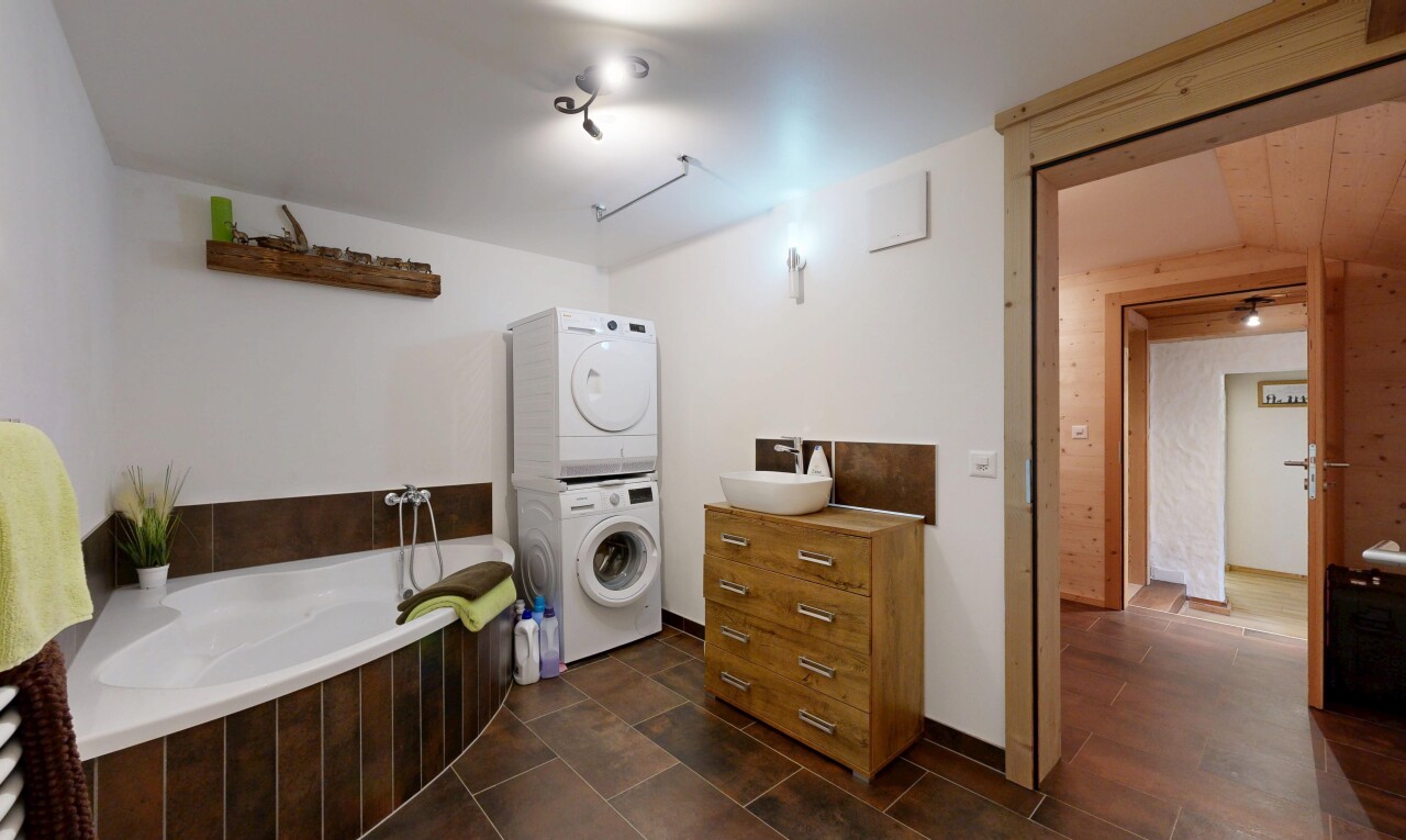 buanderie avec lave-linge et sèche-linge superposés, inside property, cloison sèche, drywall, et évier