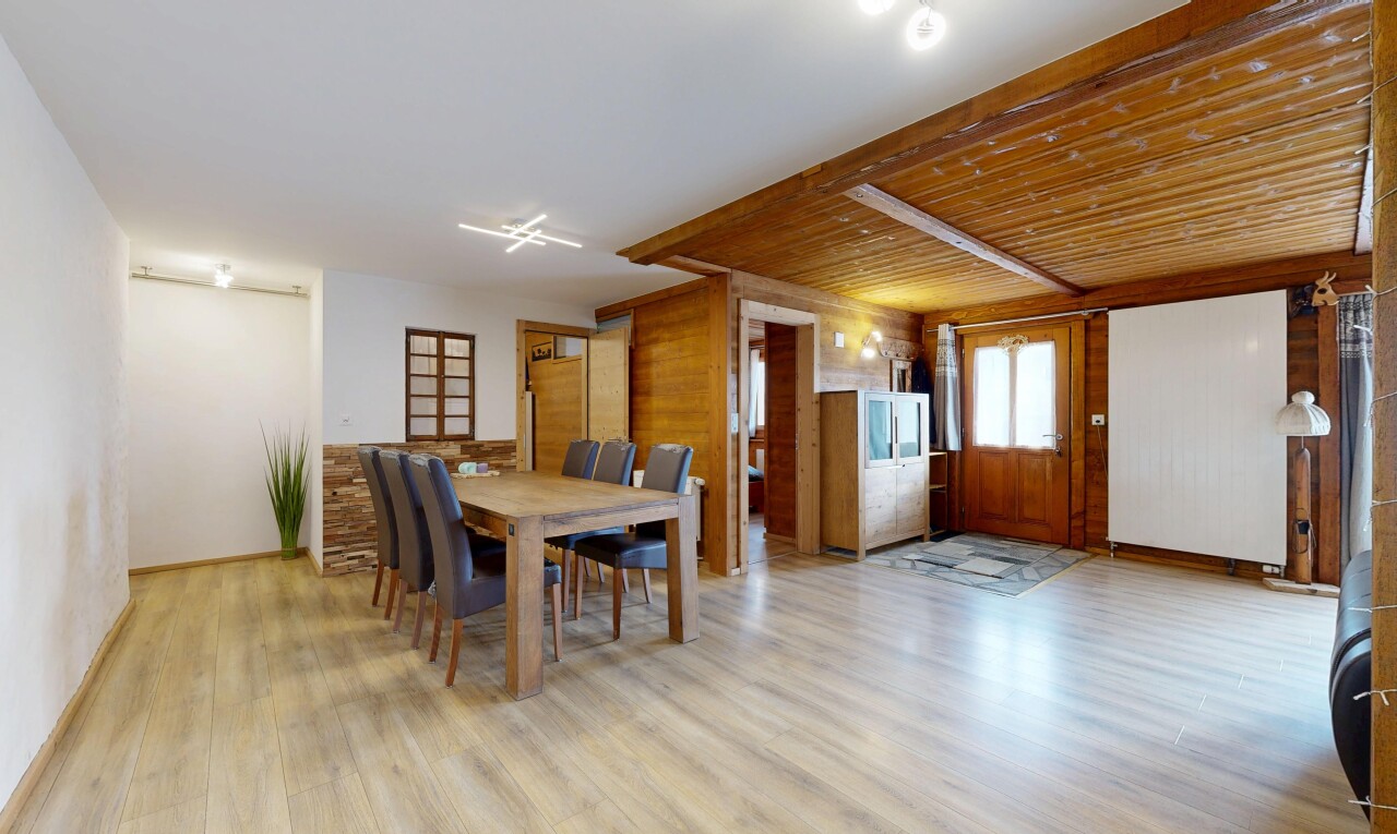 salle à manger avec wood finish floor, sol en finition bois, natural light, lumière naturelle, et inside property