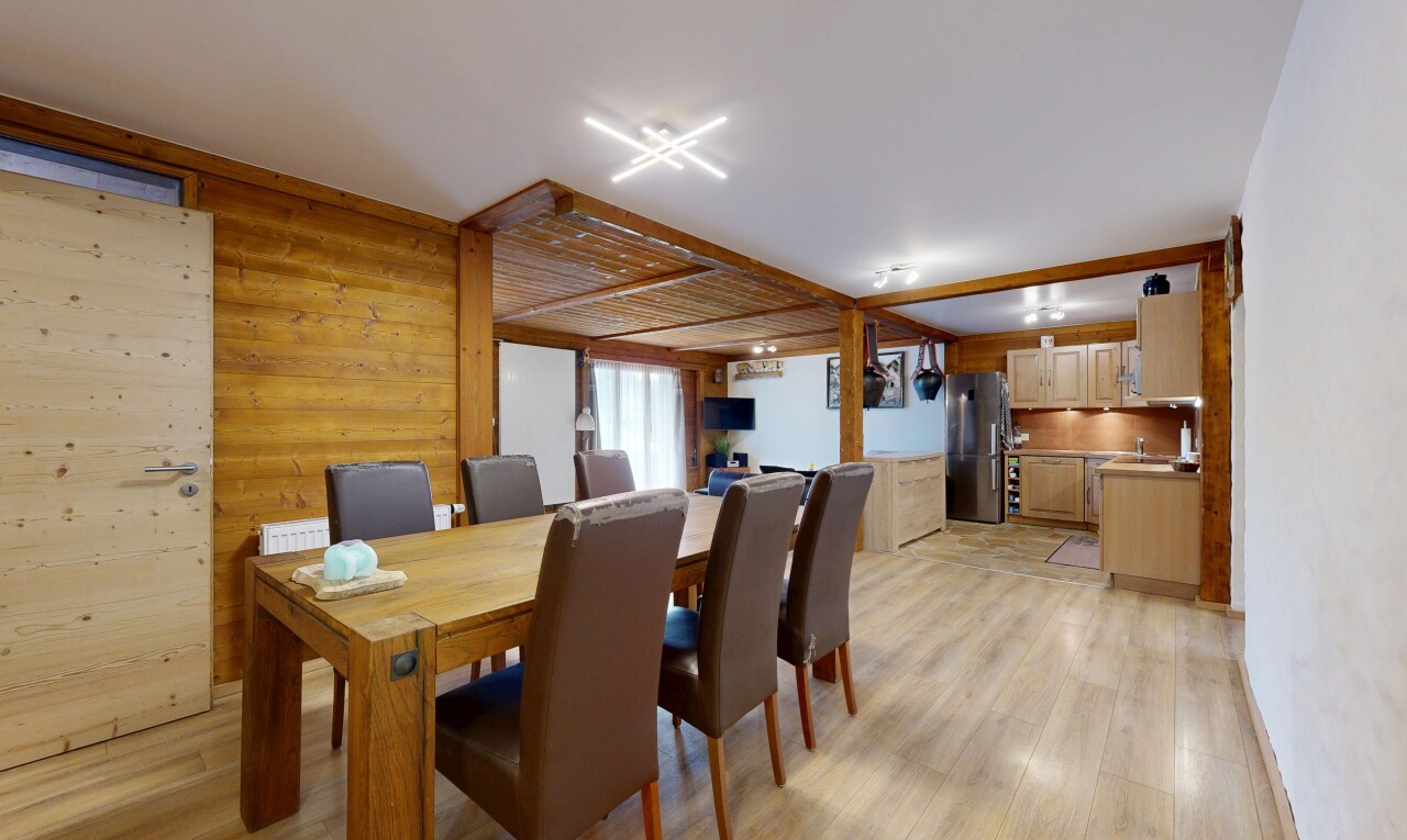 salle à manger avec inside property, wood finish floor, sol en finition bois, virtually staged, et natural light