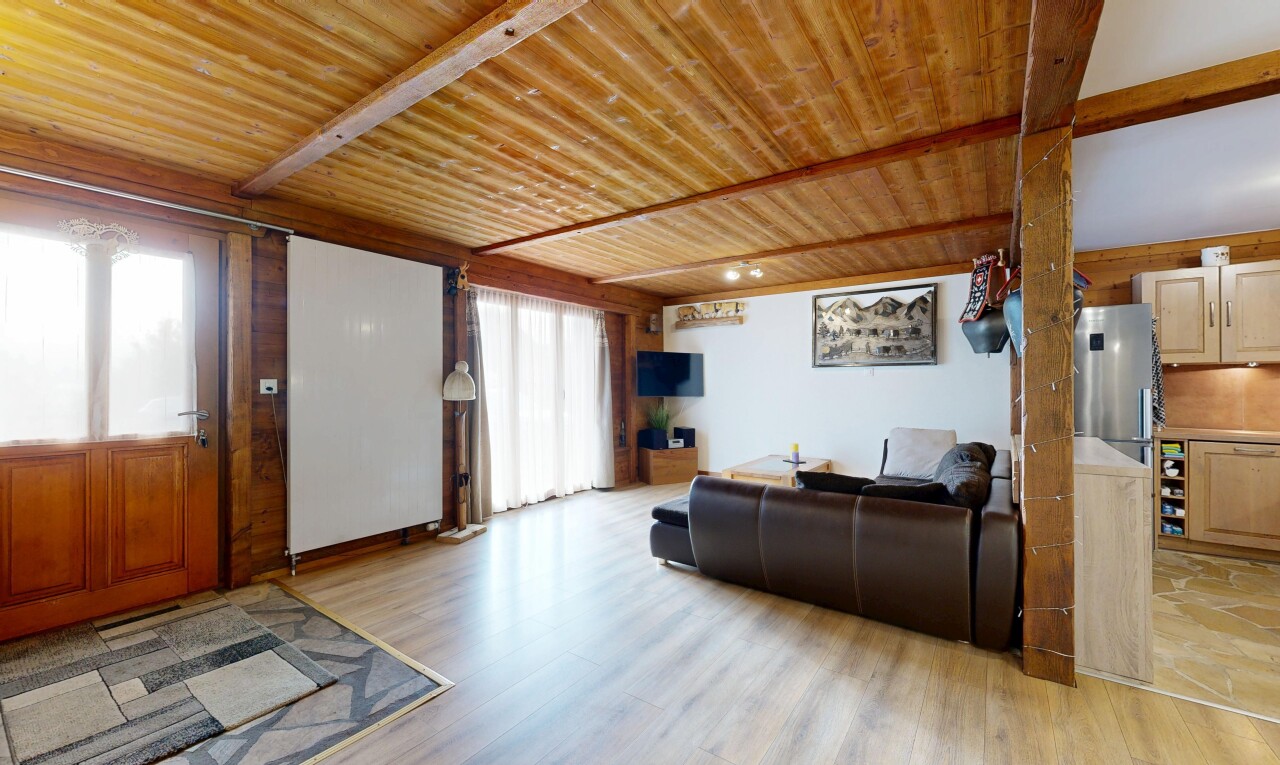 salon avec natural light, lumière naturelle, inside property, wood finish floor, et sol en finition bois