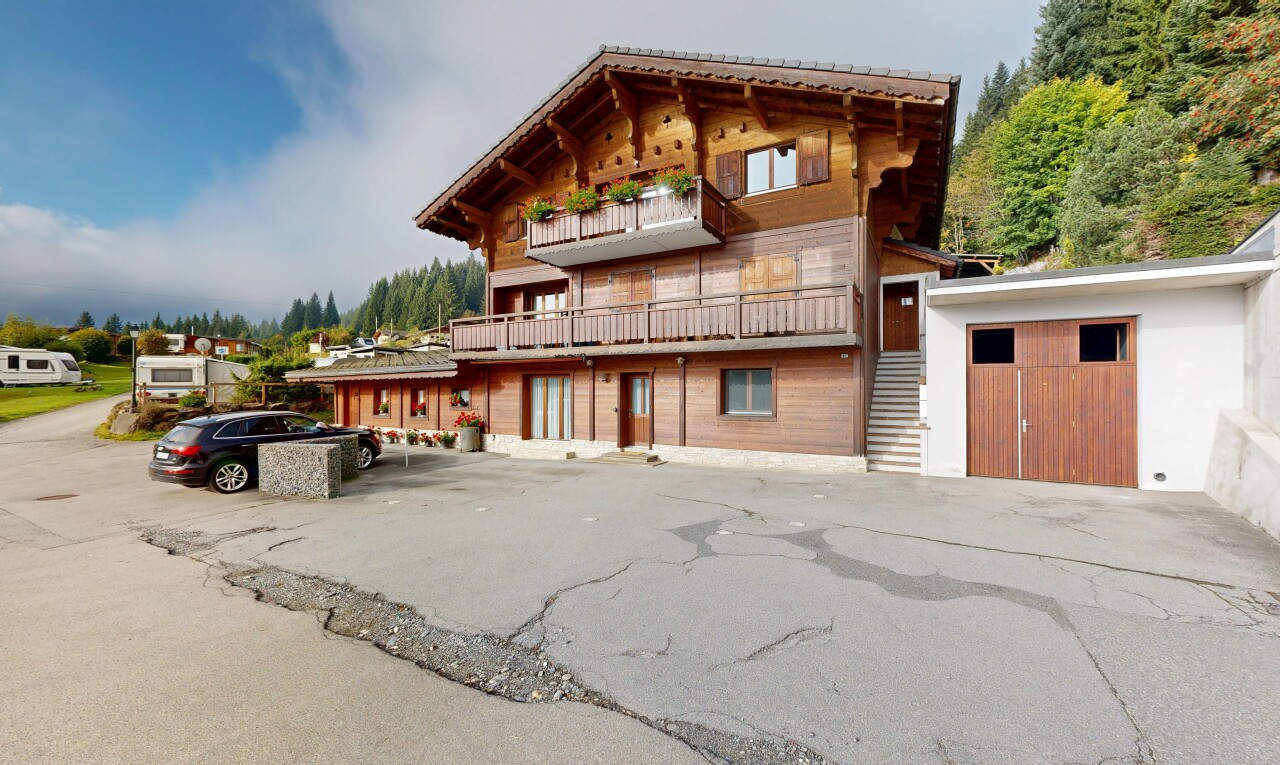 façade avec balcon, bardage horizontal, property visible, et day time