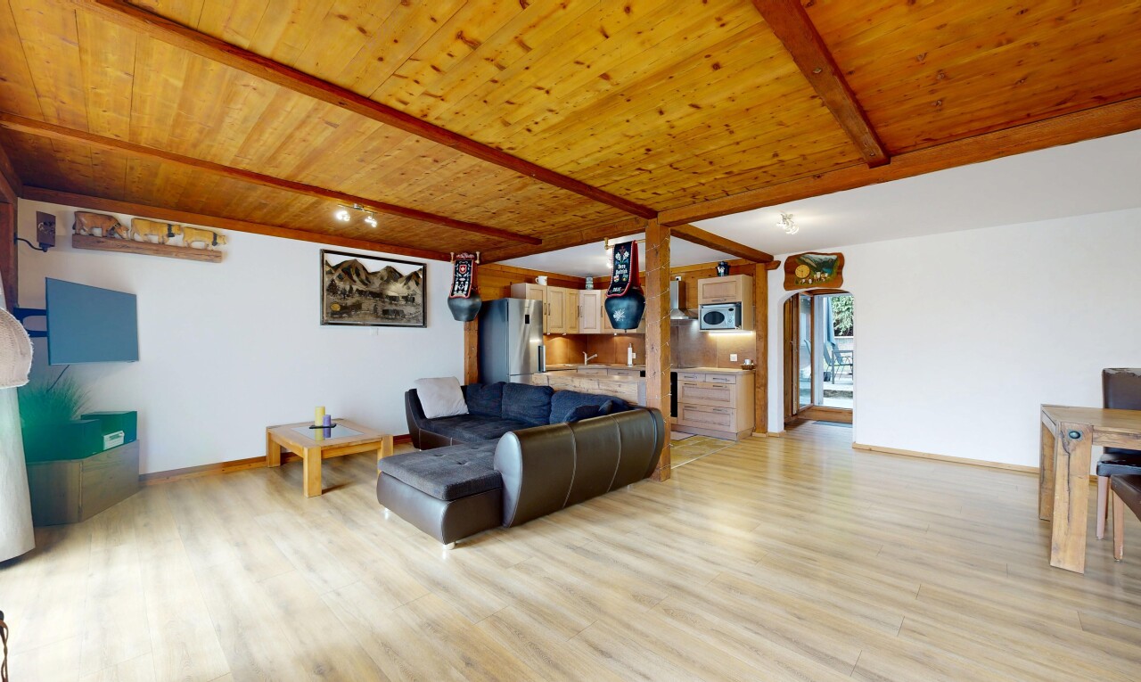salon avec beamed ceiling, plafond à poutres, inside property, wood finish floor, et sol en finition bois