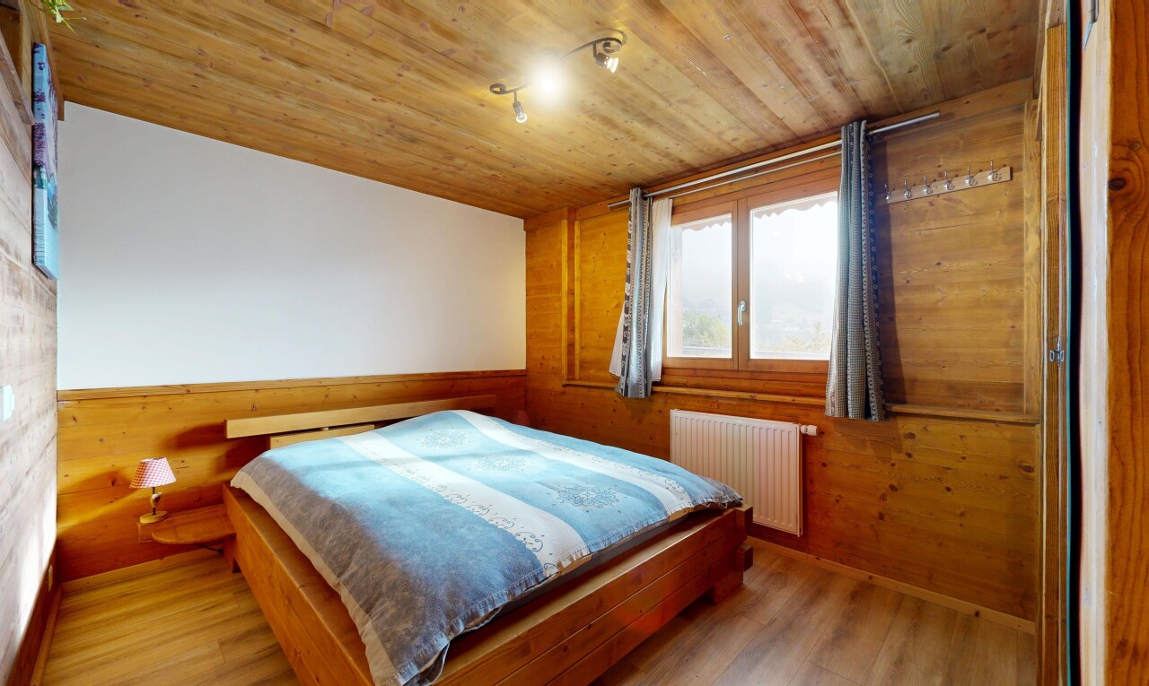 chambre avec mur en bois, wood wall, lumière naturelle, natural light, et radiateur