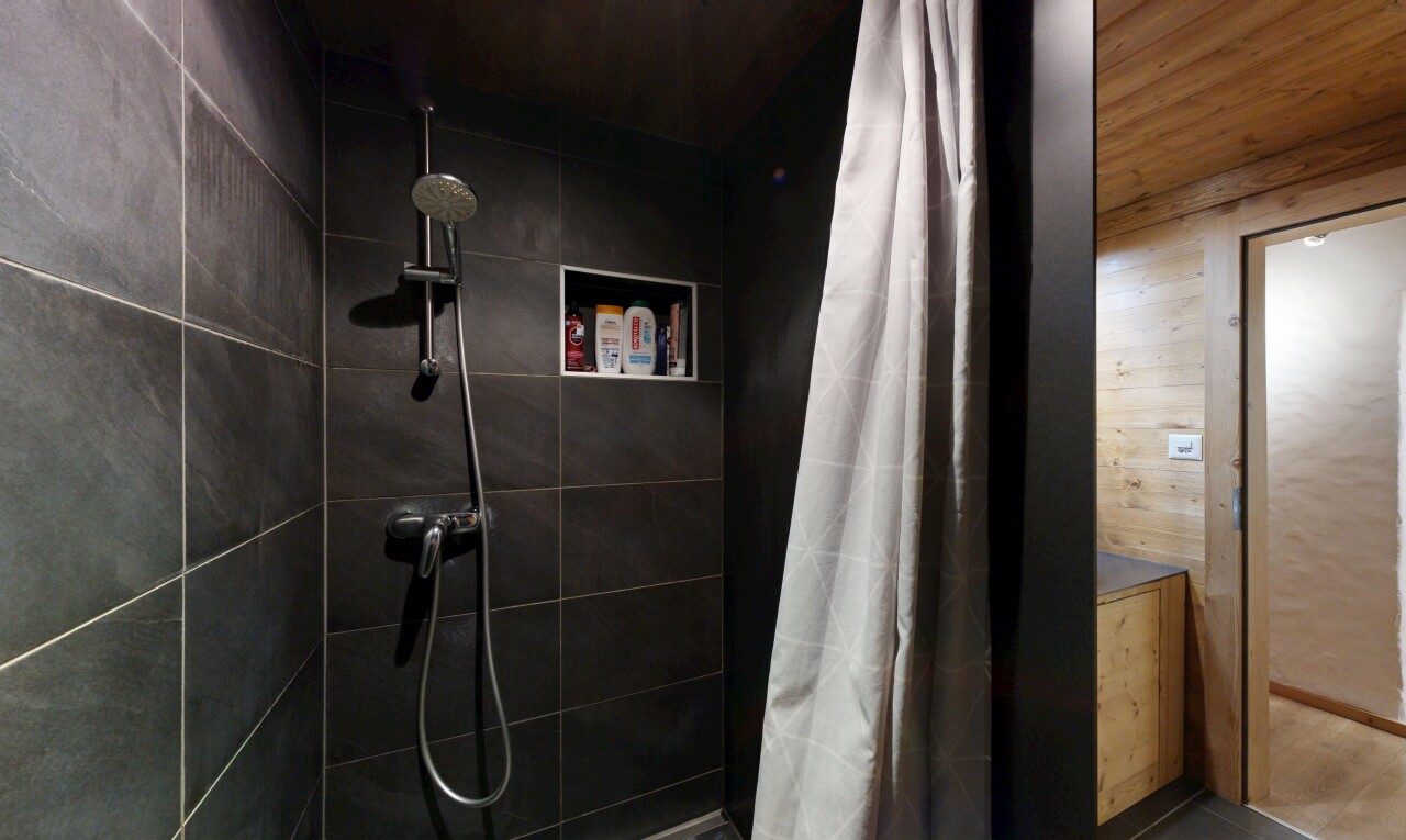 salle de bains avec salle de bain complète, douche, inside property, mur en bois, et wood wall