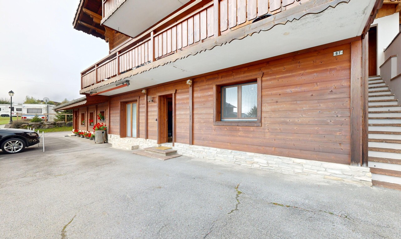 extérieur du bâtiment avec overcast et property visible