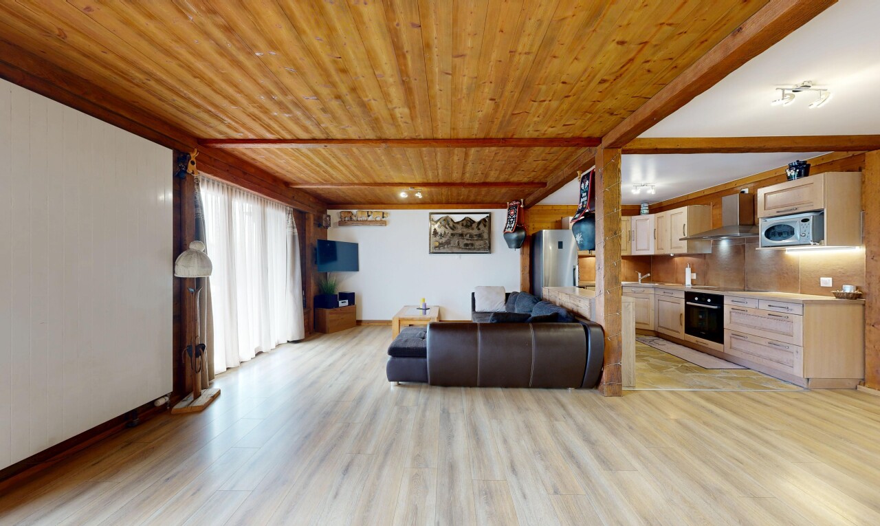salon avec inside property, natural light, lumière naturelle, wood finish floor, et sol en finition bois