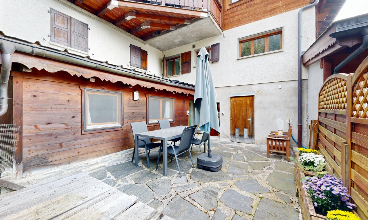 terrasse avec coin repas extérieur, property visible, terrasse, et balcon