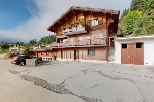 außenansicht mit balkon, horizontale verkleidung, property visible, und day time