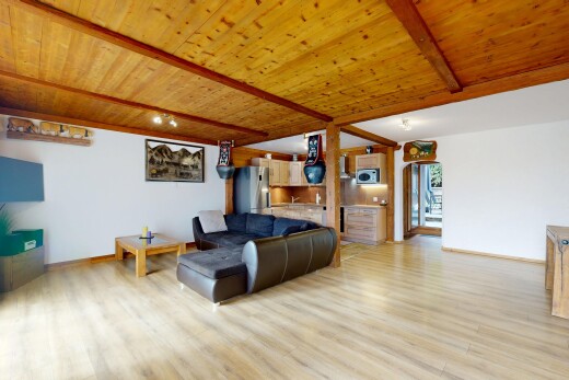salon avec beamed ceiling, plafond à poutres, inside property, wood finish floor, et sol en finition bois