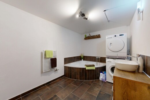 salle de bains avec bain, salle de bain complète, lavabo (ou coiffeuse selon le contexte), inside property, et drywall