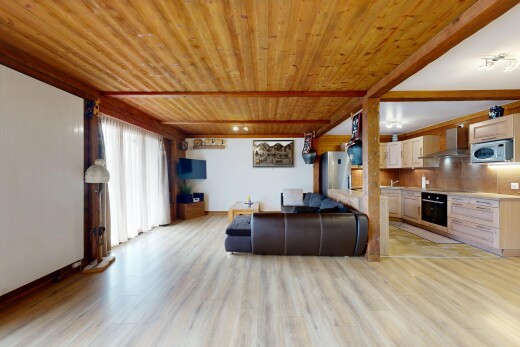 salon avec inside property, natural light, lumière naturelle, wood finish floor, et sol en finition bois